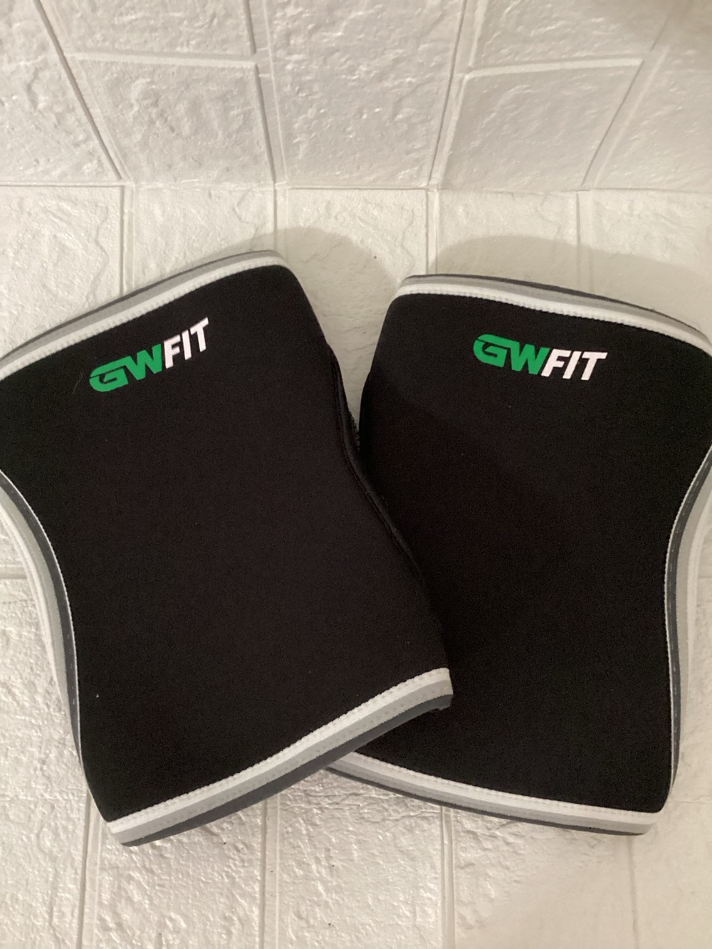 GW Fit Zippered Knee Sleeves - Easy to Use - Perfect for Weightlifting, Crossfit